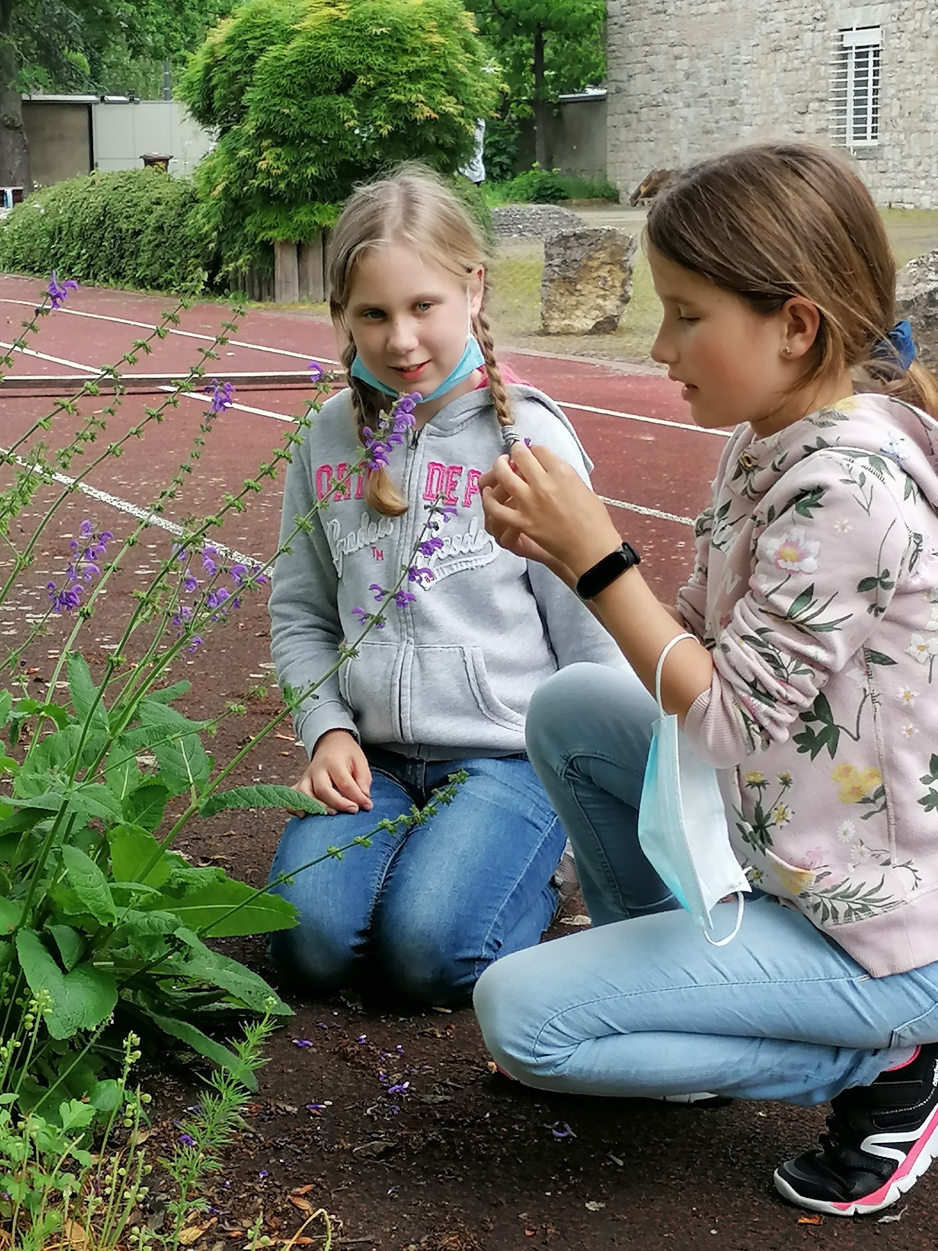 2Mädchen_bei_Blumen.jpg